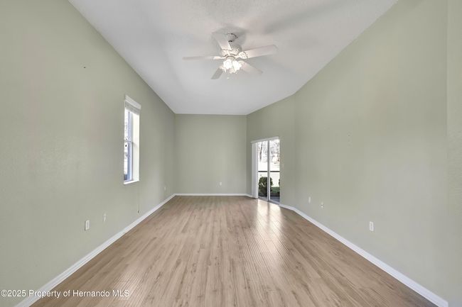 Master is huge with high ceilings | Image 28