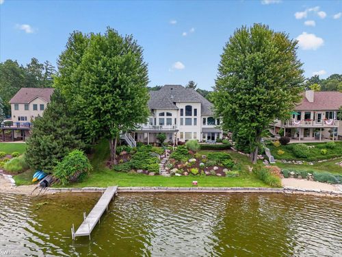 16048 Pine Bluff Ct, Fenton, MI, 48430-9166 | Card Image