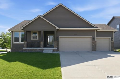 8225 Kilpatrick Pkwy, Bennington, NE, 68007-3281 | Card Image