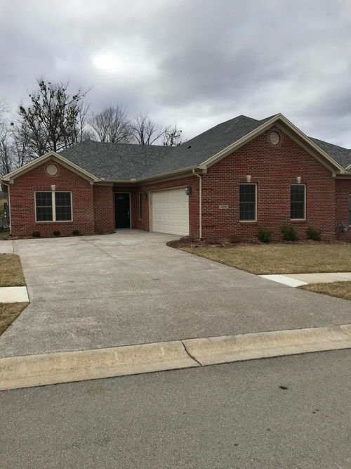 2033 Berry Hill Dr, Frankfort, KY, 40601-3484 | Card Image