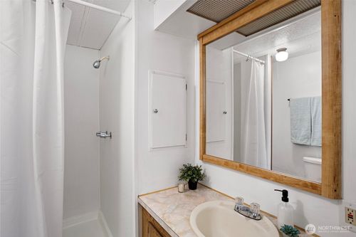 19015 16th Ave Ne, Shoreline, WA, 98155-2306 | Card Image