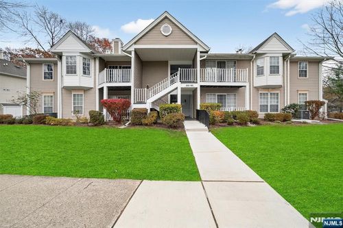 561 Holly Ct, Mahwah, NJ, 07430-3435 | Card Image