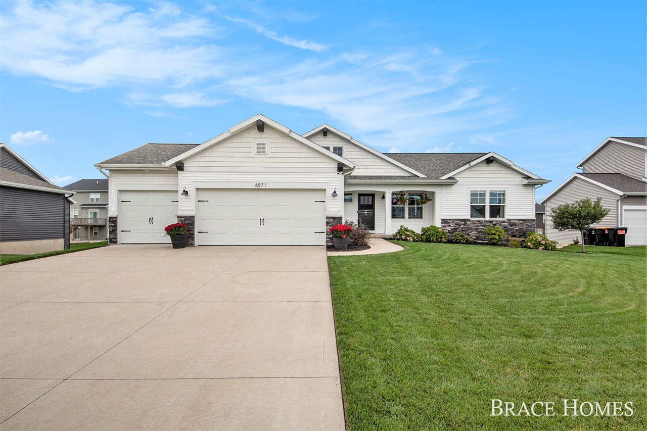 Maria Dr, Hudsonville, MI 49426