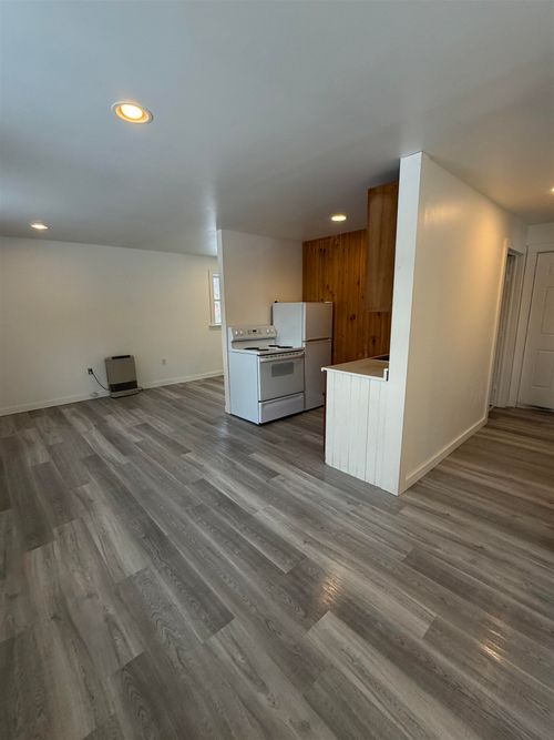 722 Vt Route 30, Townshend, VT, 05353-9728 | Card Image