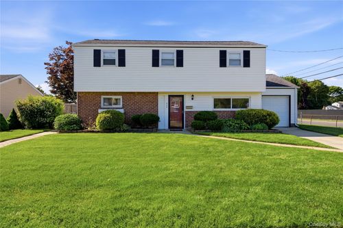 802 Nebraska Ave, Bay Shore, NY, 11706-2307 | Card Image