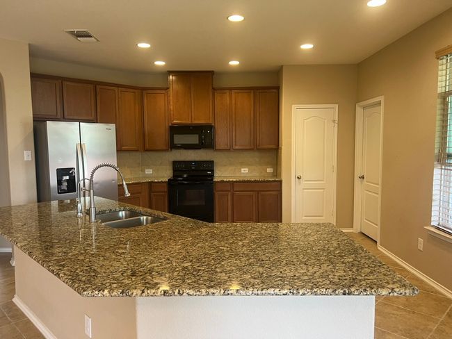 330 Grand Junction Trl, House other with 3 bedrooms, 2 bathrooms and null parking in Georgetown TX | Image 4