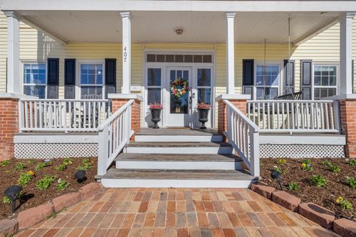 407 E Alamo St, Brenham, TX, 77833-3805 | Card Image