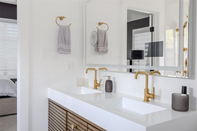 Ensuite bathroom with double vanity | Image 25