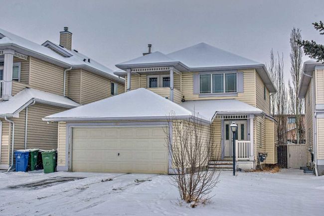 121 Coral Reef Close Ne, Home with 4 bedrooms, 3 bathrooms and 4 parking in Calgary AB | Image 2