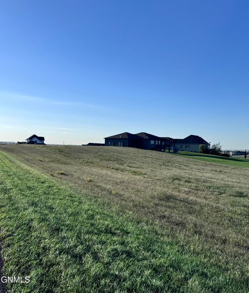 7505 Club House Dr, Bismarck, ND, 58503-8713 | Card Image