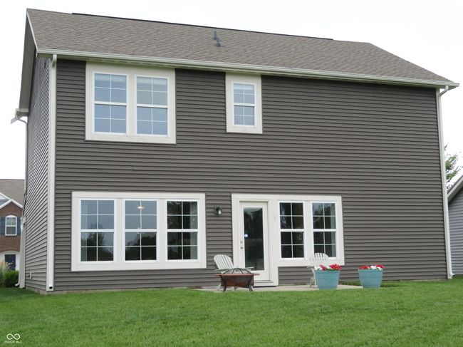 View of back of home | Image 39