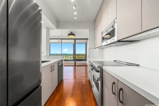 View from kitchen towards enclosed lanai facing Diamond Head. | Image 9
