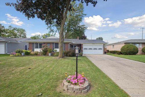 5018 Wishing Well Dr, Grand Blanc, MI, 48439-4238 | Card Image