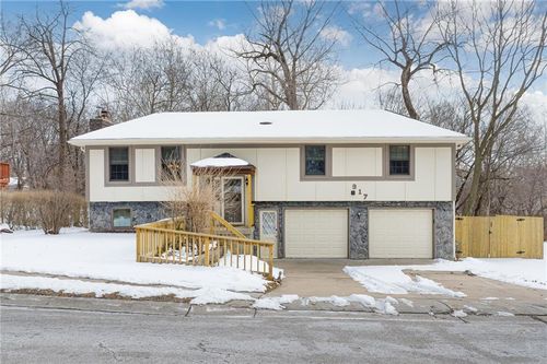 917 Nw Valley Ln, Riverside, MO, 64150-9682 | Card Image