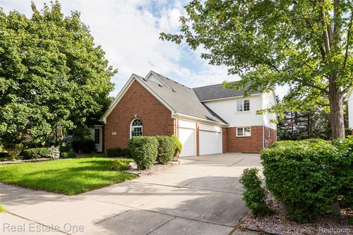 1013 Rochelle Park Dr, Rochester Hills, MI, 48309-3704 | Card Image