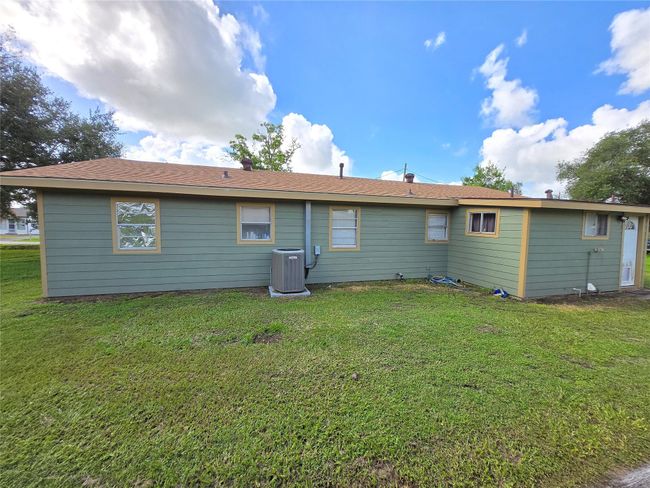 610 E Division St, House other with 3 bedrooms, 2 bathrooms and 3 parking in Edna TX | Image 8