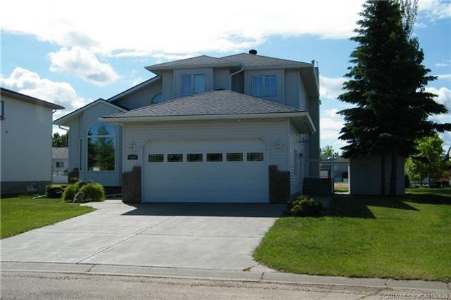 5606 46 Avenue W, Home with 5 bedrooms, 2 bathrooms and 2 parking in Forestburg AB | Image 3