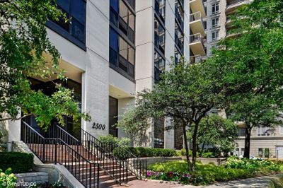 3004 - 2500 N Lakeview Avenue, Condo with 3 bedrooms, 2 bathrooms and 1 parking in Chicago IL | Image 1