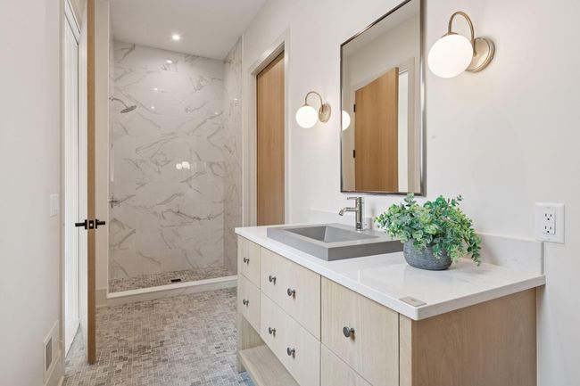 Main Level Ensuite Private Bath | Image 43