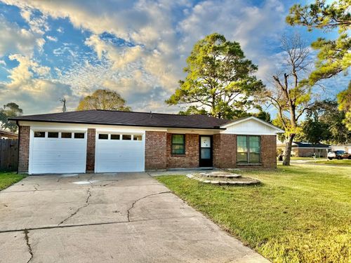 620 Circle Way, Alvin, TX, 77511-4802 | Card Image