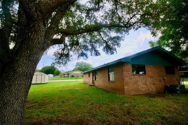 904 S Peck St, House other with 3 bedrooms, 1 bathrooms and 1 parking in Shiner TX | Image 16