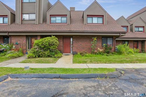 70-70 Montoya Dr, Branford, CT, 06405-2528 | Card Image