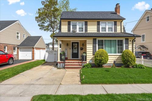29 Crowell St, Hempstead, NY, 11550-5113 | Card Image