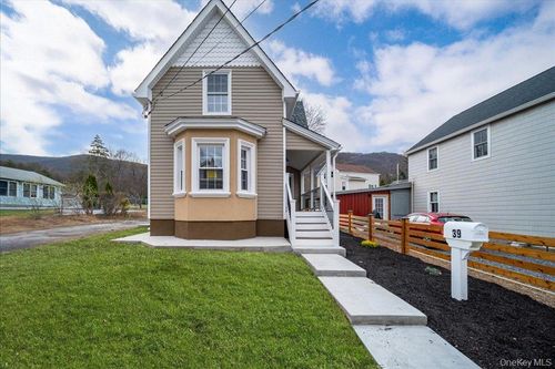 39 Washington Ave, Beacon, NY, 12508-3505 | Card Image