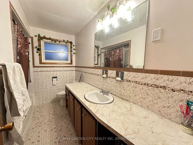 15 Champlain Ave, Home with 3 bedrooms, 1 bathrooms and 2 parking in Hamilton ON | Image 13