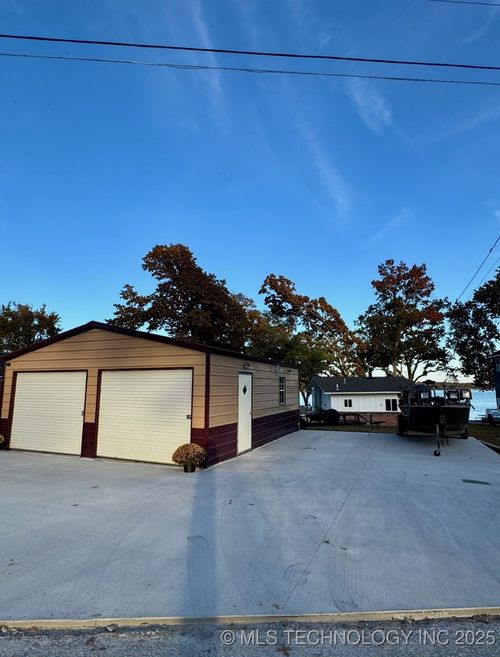 8005 W 68th St, Grove, OK, 74344-4301 | Card Image