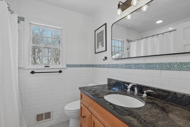 Hallway Bathroom | Image 16