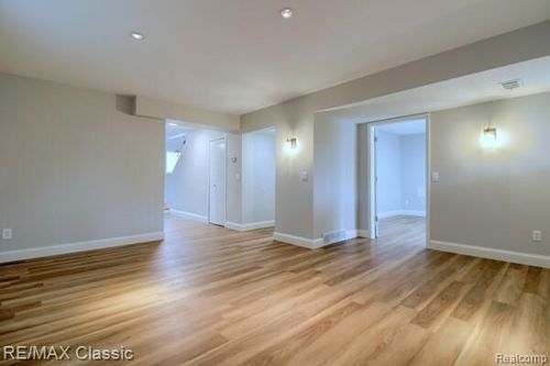 2149 Sunnycrest Dr, West Bloomfield, MI, 48323-3858 | Card Image