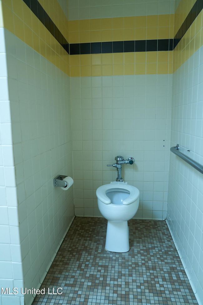 Bathroom 6 | Image 22