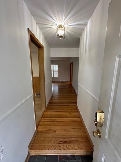 23721 Radclift St, Oak Park, MI, 48237-1931 | Card Image