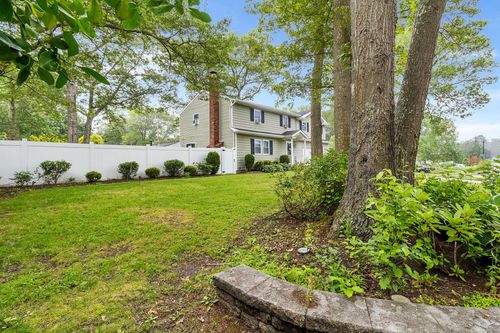 40 Ridge Haven Dr, Ridge, NY, 11961-2135 | Card Image