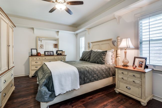 Middle bedroom with display shelf, walk in closet | Image 25