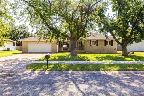 1618 Walnut Dr, McPherson, KS, 67460-1504 | Card Image