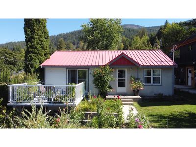 808 6 Th St, House other with 3 bedrooms, 2 bathrooms and 3 parking in Nelson BC | Image 1