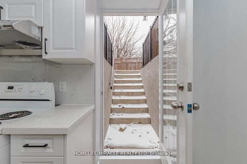 lower-44 Leatherhead Crt, Brampton, ON, L6S5E8 | Card Image