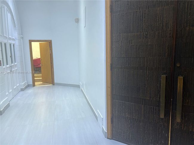 APT-434 - 5401 Collins Ave, Condo with 2 bedrooms, 2 bathrooms and null parking in Miami Beach FL | Image 27
