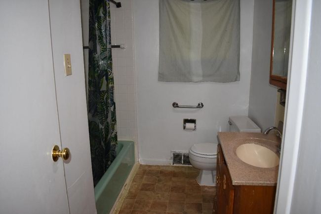 Main Floor Bathroom | Image 10