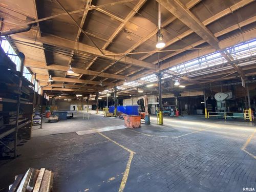 1-6-1833 W 2nd St, Davenport, IA, 52802-1809 | Card Image