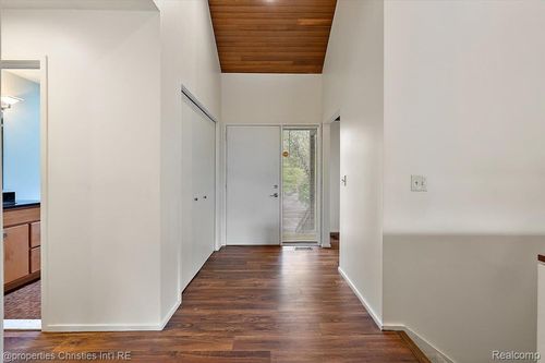 2 Eastbury Ct, Ann Arbor, MI, 48105-1403 | Card Image