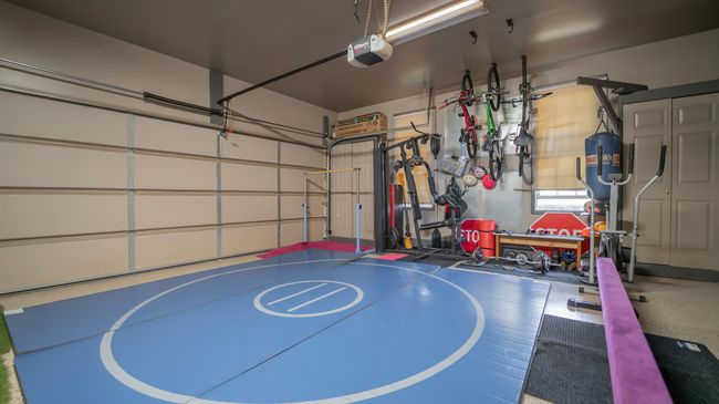 Garage- wrestling mat to be removed | Image 45