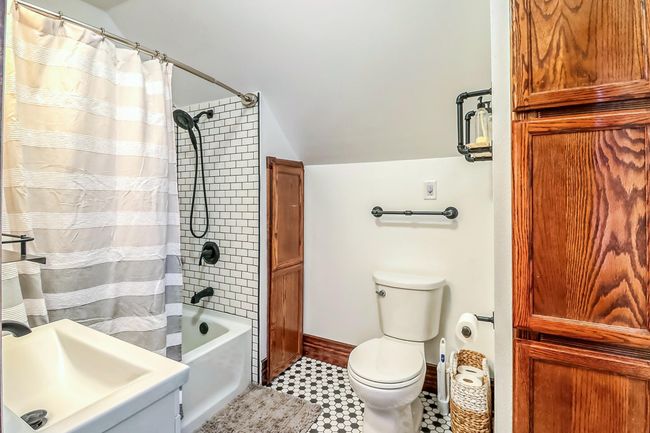 Upstairs Bathroom1_0.jpg | Image 34