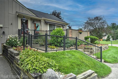 199-1556 Gas Light Ln, Rochester Hills, MI, 48306-4222 | Card Image