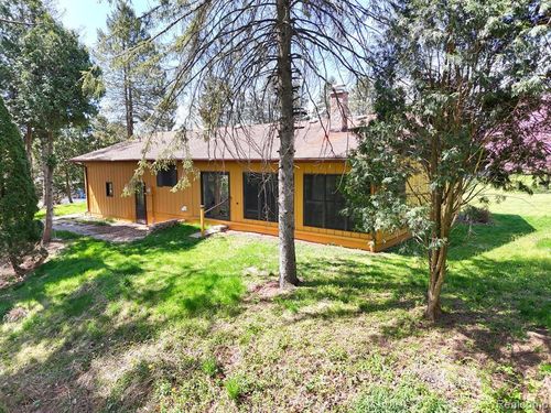 11575 Us Highway 31, Berrien Springs, MI, 49103-9615 | Card Image