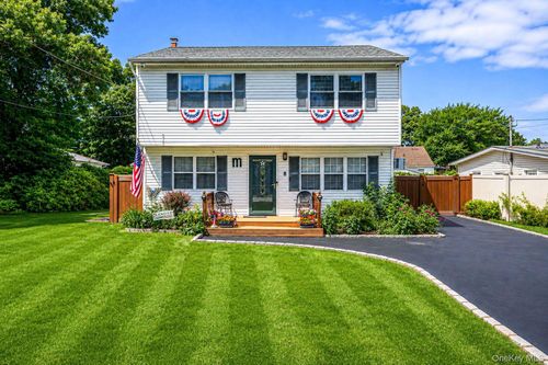 8 Halewood Dr, Shirley, NY, 11967-3912 | Card Image