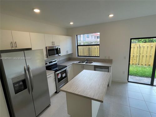 969-969 Ne 211th St, Miami, FL, 33179-1380 | Card Image