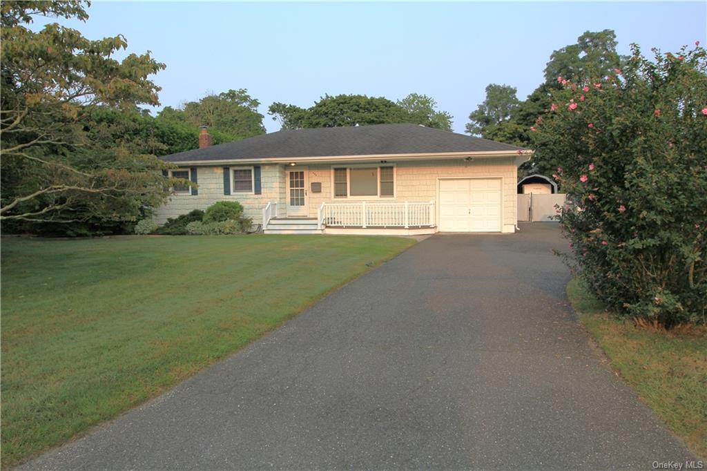 Gillette Ave, Bayport, NY 11705